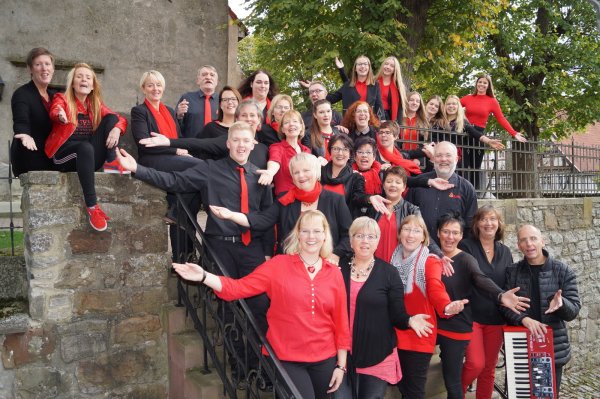 Generationenübergreifend: Den „B-Joy!"-Spirit wissen die Chormitglieder verschiedensten Alters sehr zu schätzen. Die gemeinsame Freude am Gospel motiviert sie, zusammen mit Chorleiter Uwe Rottkamp immer wieder neue musikalische Wege zu gehen, ohne dabei den eigenen Stil aus dem Blick zu verlieren. Als Chor der Kirchengemeinde ist ihnen nicht nur Spaß beim Singen wichtig, sondern auch die Verkündigung einer frohen Botschaft. - © Jan Christian Pinsch
