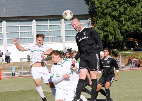 Die nächste Chance: Detmolds Felix Buba kommt gegen Arian Breder (links) und Corny Simon Brath Waite-Nash vom SV GW Anreppen zum Kopfball. - © Paul Cohen