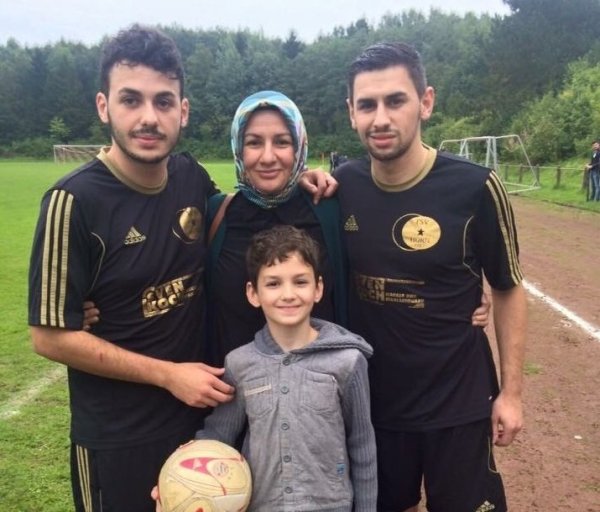 Familienbild: Oguzhan (links) und Cihat Keles mit Mutter Ayse und Bruder Muhammed Akif. - © Rene Wenzel