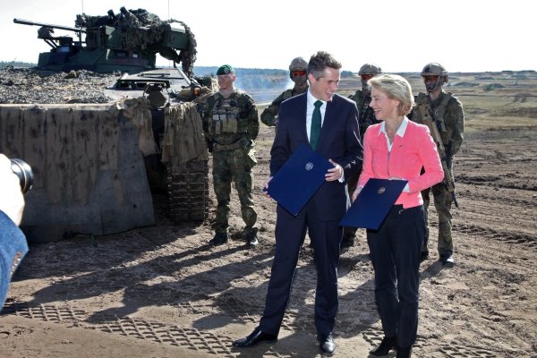 Gut gelaunt im Sennesand: Die Verteidigungsminister Gavin Williamson (Großbritannien) und Ursula von der Leyen (Deutschland) unterzeichneten ein Kooperationsabkommen. - © Bernhard Preuß