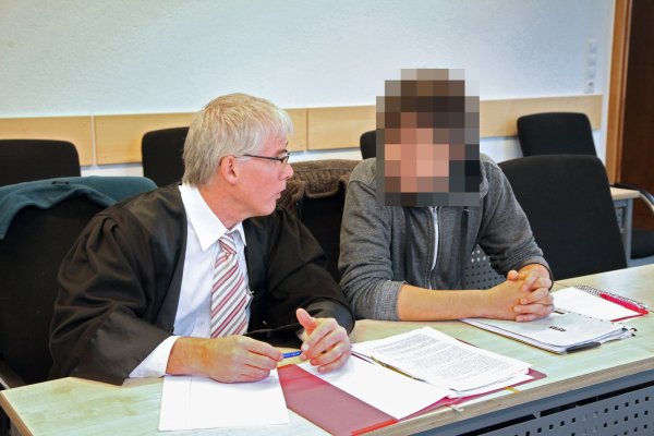 Vor Gericht: Der angeklagte Detmolder mit seinem Anwalt Sebastian Nickel. - © Bernhard Preuss
