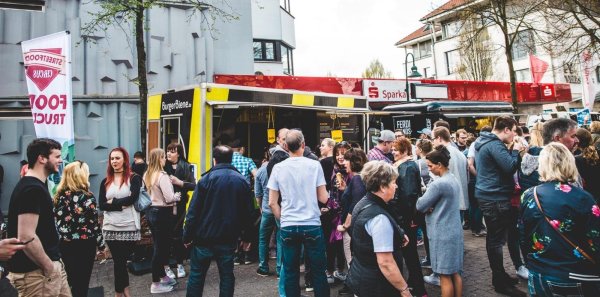 Auch die Burger Biene aus Osnabrück ist zu Gast. - © StreetFood Circus