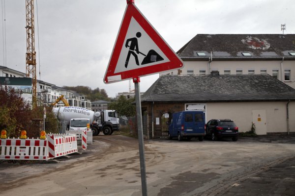 Langwierige Baustelle: Die Arbeiten im Baugebiet „Werreterrassen" und am früheren Facharztzentrum belasten die Heldmanstraße aus Sicht der Anwohner stark. Die Stadt verweist darauf, dass der Bauverkehr für die „Werreterrassen" nicht über die Straße laufe – und die Schäden an der Oberfläche seien alt. - © Bernhard Preuss