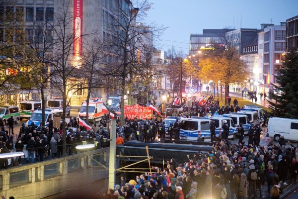 Demonstranten und Polizei sind während der Nazi-Demo in Bielefeld aneinander geraten. - © Oliver Krato