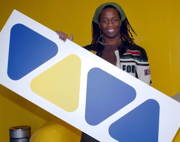 Der damalige VIVA-Moderator Mola Adebisi hält im Sendegebäude das Logo des Musiksenders in den Händen. Ein Vierteljahrhundert nach seiner Gründung wird der Musiksender Viva zum Jahresende endgültig eingestellt. - © picture alliance/KEYSTONE