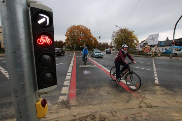 Einmalig: Radfahrer überqueren die neue Diagonalspur auf der Kreuzung Bielefelder/Hiddeser/Heidenoldendorfer Straße. - © Patrick Bockwinkel