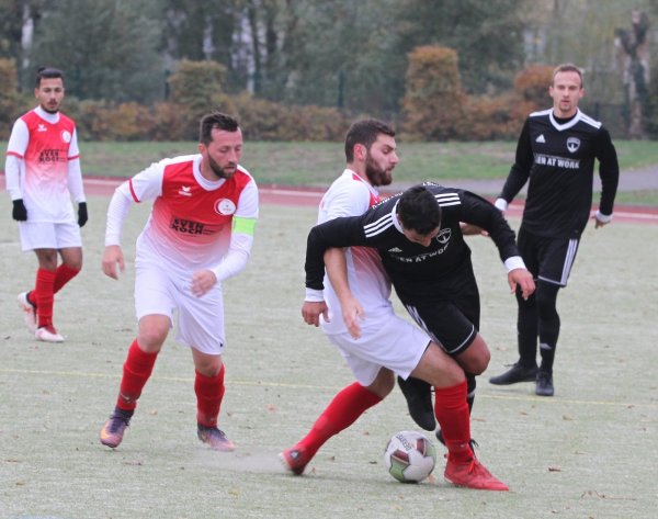 Kein Durchkommen: Samet Uslu vom TSV Horn bringt hier den Postler Daniel Unrau zu Fall. Links beobachtet TSV-Kapitän Konstantin Witmann die Szene. Rechts: Stefan Pauls. - © Sebastian Lucas