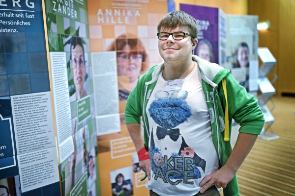Selbstbewusst: Jan Klocke (22) hat sich mit dem „persönlichen Budget" ein bisschen mehr Freiheit verschafft. - © Sarah Jonek