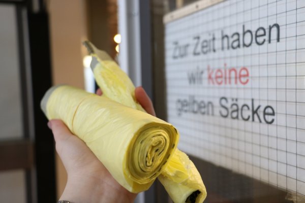 Nur wer sie selbst mitbringt, bekommt hier Gelbe Säcke: Die Müllbeutel sind im Salzufler Rathaus Mangelware. - © Alexandra Schaller