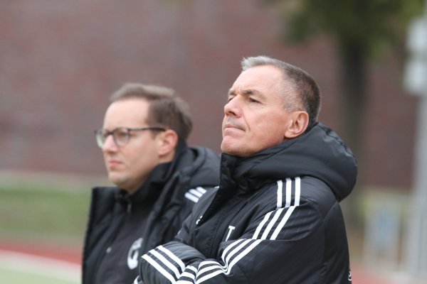 Kritischer Blick: Post-TSV-Detmold-Trainer Ralf Brokmann (vorne) und sein Co Christoph Zimmermann. - © Sebastian Lucas