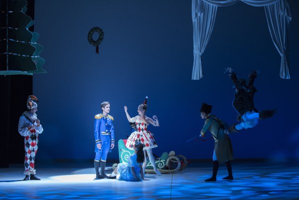 Wie im Traum: Marc Balló y Cateura als Nussknacker (links) wird in dieser Nacht lebendig und entdeckt gemeinsam mit Clara (Maria Matarranz, Mitte) eine andere Welt. Auch Caroline Lusken als Columbine erwacht zum Leben. - © Landestheater/Björn Klein