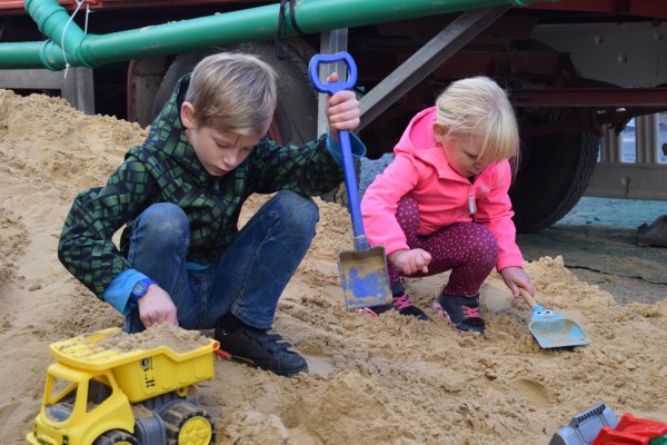 Auf der Kinderbaustelle: Fynn und Mia Grabbe bei der Arbeit. - © Alida Schröder