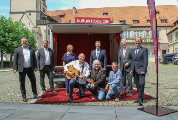 Die Künstler und Organisatoren Michael Motzek, Carsten Hormes und Ingo Börchers (vorn kniend, v.l.) sowie (v.l., hintere Reihe) Landrat Dr. 
Axel Lehmann, Marcus Duda (Lippische Landesbrandversicherung), Sybille Hilker (Weidmüller), Arnd Paas (Sparkasse Paderborn-Detmold), Bernd Dabrock (Sparkasse Lemgo) und Verbandsvorsteher Jörg Düning-Gast freuen sich auf den Kultursommer. - © Landesverband Lippe
