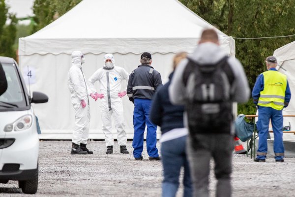 Mitarbeiter stehen auf dem Werksgelände des fleischverarbeitenden Betriebes Westfleisch in Hamm Schlange, um sich auf das Coronavirus testen zu lassen. Viele Mitarbeiter des Westfleisch-Konzerns,
die zum Teil aus Osteuropa stammen und in Gemeinschaftsunterkünften 
untergebracht sind, wurden kürzlich positiv auf das Coronavirus getestet. - © Marcel Kusch/dpa