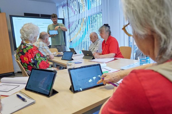 Teilnehmer lernen bei einem Kurs der Arbeiterwohlfahrt unter anderem, wie ein Touchpad zu bedienen ist. - © Jörg Carstensen/dpa