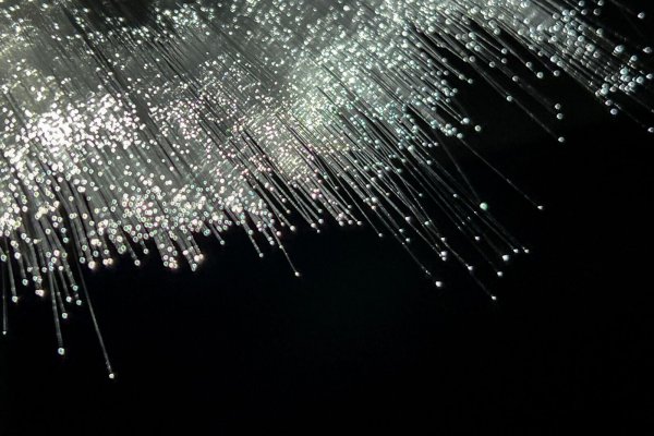 Glasfaserkabel versprechen schnelles Internet. Doch stockt es mit dem Ausbau und können Leitungen nicht genutzt werden, müssen Kunden keine Entgelte zahlen - auch wenn der Vertrag mit einem Telekommunikationsanbieter schon geschlossen ist. - © Sebastian Gollnow/dpa/dpa-tmn