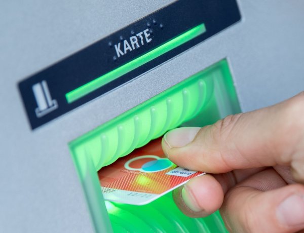 Ob man eine Girokarte mit Maestro-Funktion besitzt, lässt sich am Logo auf der Karte erkennen: zwei überlappende Kreise in Blau und Rot. - © Fabian Sommer/dpa/dpa-tmn