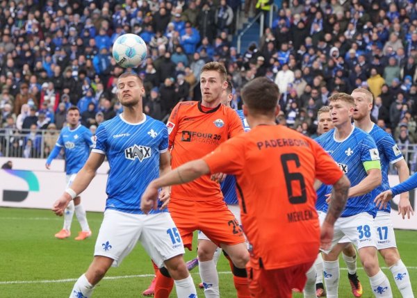 Der SV Darmstadt 98 (blau) und der SC Paderborn lieferten sich ein umkämpftes Duell mit nur wenigen Höhepunkten. - © Thomas Frey/dpa