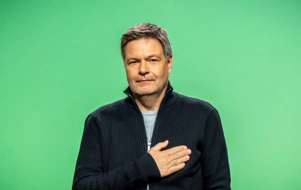 Die Grünen haben Robert Habeck im November zu ihrem Kanzlerkandidaten gemacht. Bei ihrem Programmparteitag in Berlin gibt es - verglichen mit den frühen Jahren der Partei - wenige kontroverse Debatten. - © Michael Kappeler/dpa