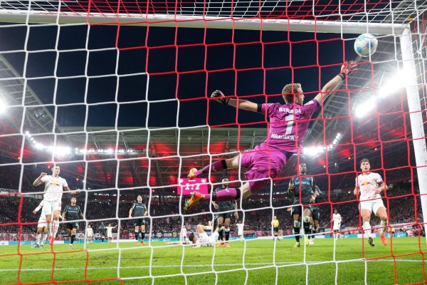 Chancenlos: Bayer-Torwart Lukas Hradecky kann das 2:2 nicht verhindern. - © Jan Woitas/dpa