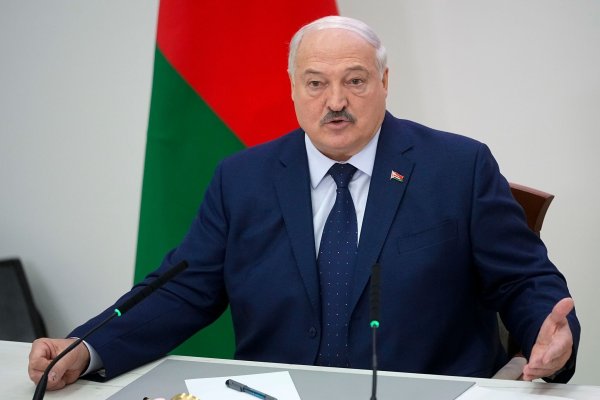 Machthaber Alexander Lukaschenko will in Belarus nach mehr als drei Jahrzehnten nach der umstrittenen Präsidentenwahl noch mindestens fünf weitere Jahre regieren. - © Pavel Bednyakov/AP/dpa