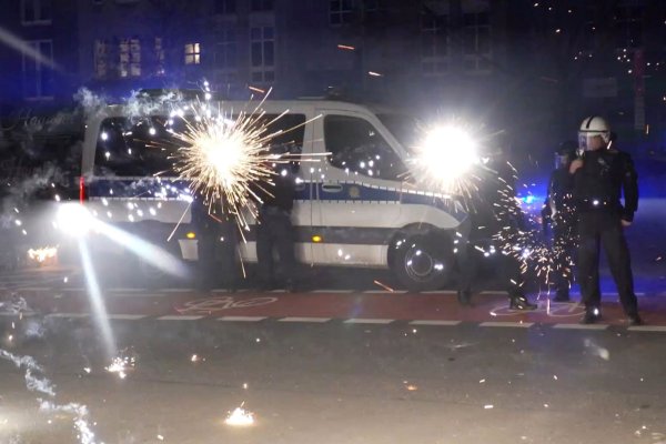 Angriffe auf Rettungssanitäter sowie auf Einsatzkräfte von Polizei und Feuerwehr haben die Politik auf den Plan gerufen. (Archivbild) - © Julius-Christian Schreiner/TNN/dpa