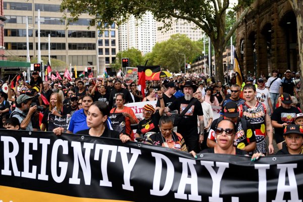 Zehntausende Menschen haben in Australien gegen den umstrittenen Nationalfeiertag «Australia Day» protestiert. - © Steven Markham/AAP/dpa
