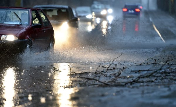 Die Menschen in Nordrhein-Westfalen brauchen zu Beginn der Woche Regenschirme. (Archivbild) - © Caroline Seidel/dpa
