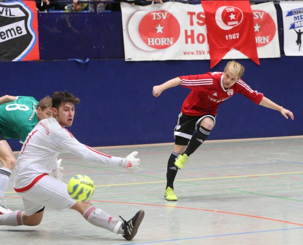 Auch als Hallenfußballer ein Ass: Christoph Rüschenpöhler schlenzt bei der LZ-Cup-Endrunde in der Lipperlandhalle den Ball gekonnt am Torwart vorbei. - © Archivfoto: Paul Cohen