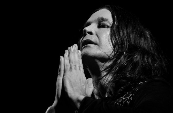 Erst vor wenigen Wochen stand er mit Black Sabbath ein letztes Mal auf der Bühne. Nun ist Ozzy Osbourne gestorben. (Foto von 2010) - © Roni Rekomaa/Lehtikuva/dpa