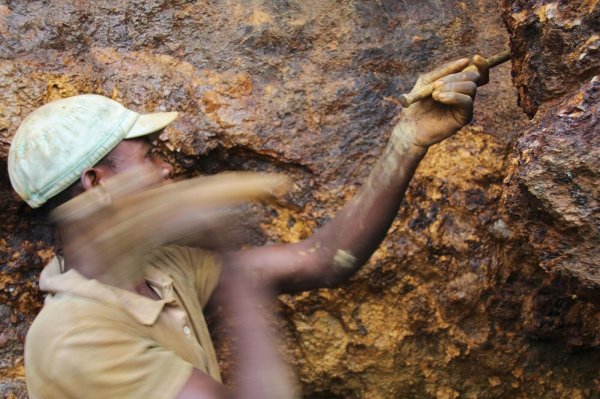 Ein Arbeiter in einer Mine im Ostkongo. (Archivbild) - © Jürgen Bätz/dpa