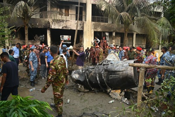 Rettungskräfte am Ort des Absturzes eines Militärjets in Dhaka. - © Habibur Rahman/ZUMA Press Wire/dpa
