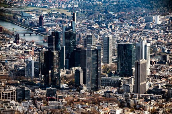 Banken-Skyline in Frankfurt: Mit Cum-Cum-Deals verursachten Banken geschätzt einen Steuerschaden in Milliardenhöhe. (Symbolbild) - © Uli Deck/dpa