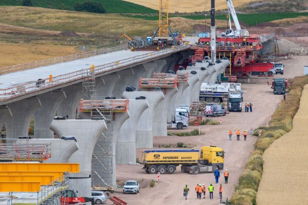 Großprojekte beim Bau sind betroffen, wenn künftig Tariftreue vorgeschrieben wird - hier eine Autobahnbrücke bei Halle/Saale. (Archivbild) - © Klaus-Dietmar Gabbert/dpa