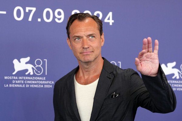 Auch im vergangenen Jahr kam Jude Law mit einem Film nach Venedig (Archivbild). - © Gian Mattia D\\\'Alberto/LaPresse via ZUMA Press/dpa