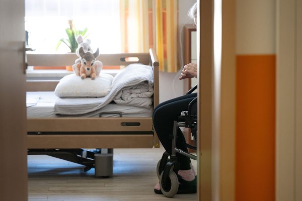 Heimplätze werden für Pflegebedürftige immer teurer. (Archivbild) - © Sebastian Kahnert/dpa