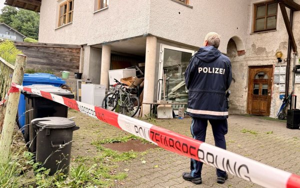 Die Polizei war am Dienstag noch am Tatort im Einsatz. - © Christine Vincon/dpa