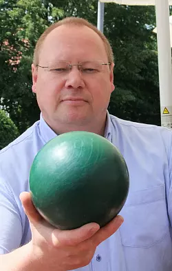 Gastronom und Betreiber zweier Scherenbahnen: Jörg Hillebrand aus Matorf. Er schaut derzeit genau hin, wenn es um seine Kegelbahn geht.  - © Axel Bürger