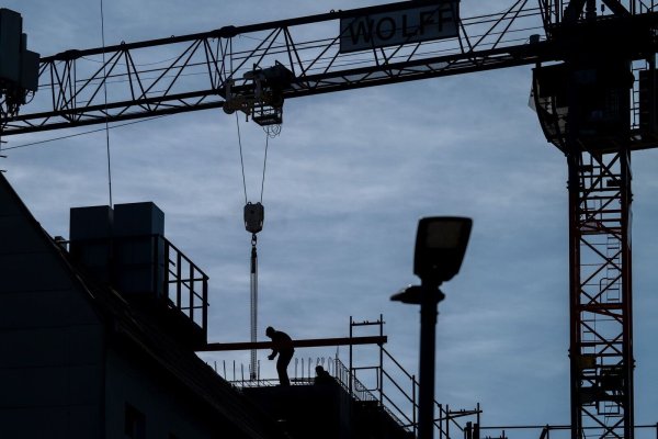 Das Forschungsinstitut IW rechnet damit, dass die deutsche Wirtschaft in diesem Jahr etwas schrumpft. Besonders betroffen sei die Baubranche. (Symbolbild) - © Soeren Stache/dpa