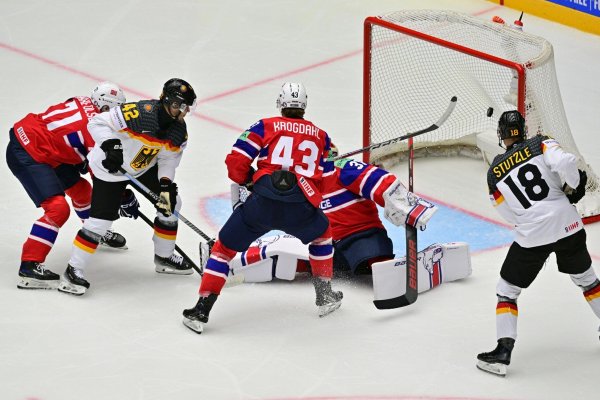 Das deutsche Eishockeyteam erlebt einen kuriosen Moment bei der WM. - © Vít Simanek/CTK/dpa