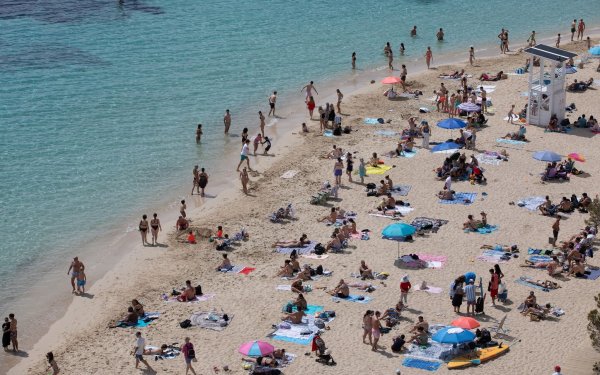 Im vergangenen Winter zog es wieder viele deutsche Urlauberinnen und Urlauber nach Spanien. (Symbolbild) - © Clara Margais/dpa