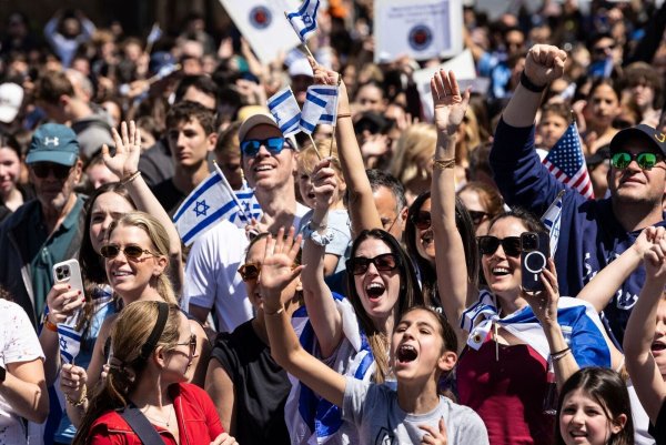In Israel jubelten viele Menschen nach der Freilassung Edan Alexanders. - © Stefan Jeremiah/AP/dpa