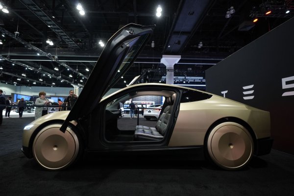 Ein Robotaxi-Fahrzeug ohne Lenkrad und Pedale will Tesla von 2026 an bauen. (Archivbild) - © Jae C. Hong/AP/dpa