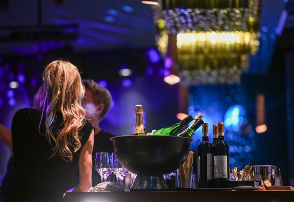 Bei Feiern und im Nachtleben gehört für viele Alkohol einfach dazu. Er kann euphorisieren und enthemmen - und er wirkt bei Frauen schneller als bei Männern. - © Jens Kalaene/dpa/dpa-tmn