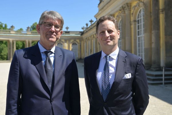 Kulturstaatsminister Wolfram Weimer (l) und Georg Friedrich Prinz von Preußen betonten, wie wichtig die Einigung im Hohenzollern-Streit ist. - © Michael Bahlo/dpa