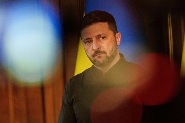 Kremlchef Putin habe den Krieg in der Ukraine begonnen, er müsse ihn auch beenden, fordert der ukrainische Präsident Selenskyj. - © Evgeniy Maloletka/AP/dpa