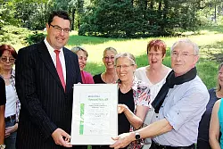 Kai Buhrke überreicht Elvira Kochanke und Josef Peitz (vorn, von links) vom verdi-Institut die Dehoga-Umweltauszeichnung. Iris Strube, Juliane Bittner und Regina Gorsboth (hinten, von links) schauen zu. - © Foto: Becker