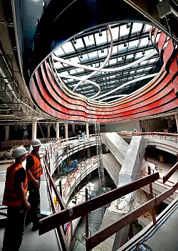 Ganz oben: Blick von der vierten Etage in die unteren Loom-Stockwerke. Wenn die Mieter demn&auml;chst ihre Gesch&auml;fte ausstatten, werden bis zu 750 Handwerker dort arbeiten. - &copy; Andreas Fr&uuml;cht