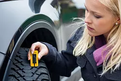 Messung des Reifenprofils - &copy; Privat