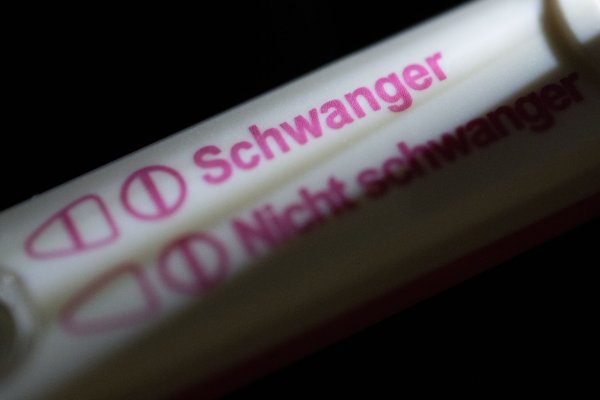 328 Abgeordnete mehrerer Fraktionen wollen, dass Abtreibung bis zum Ende der zwölften Schwangerschaftswoche nicht mehr grundsätzlich rechtswidrig ist. (Archivbild) - © Marijan Murat/dpa